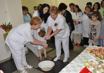 Властта благодари на акушерките