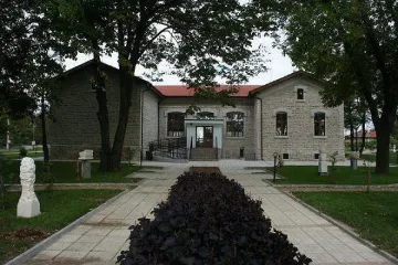 Дами подредиха извезана изложба "Жената - мадона и реалност"