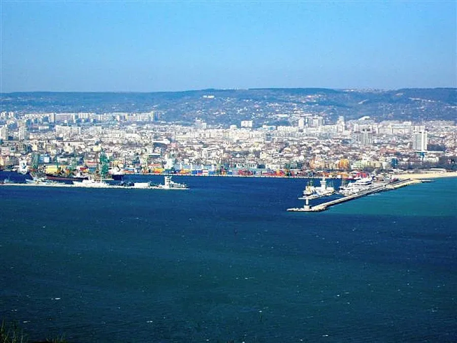 Въоръжени обраха оборот на денонощен магазин