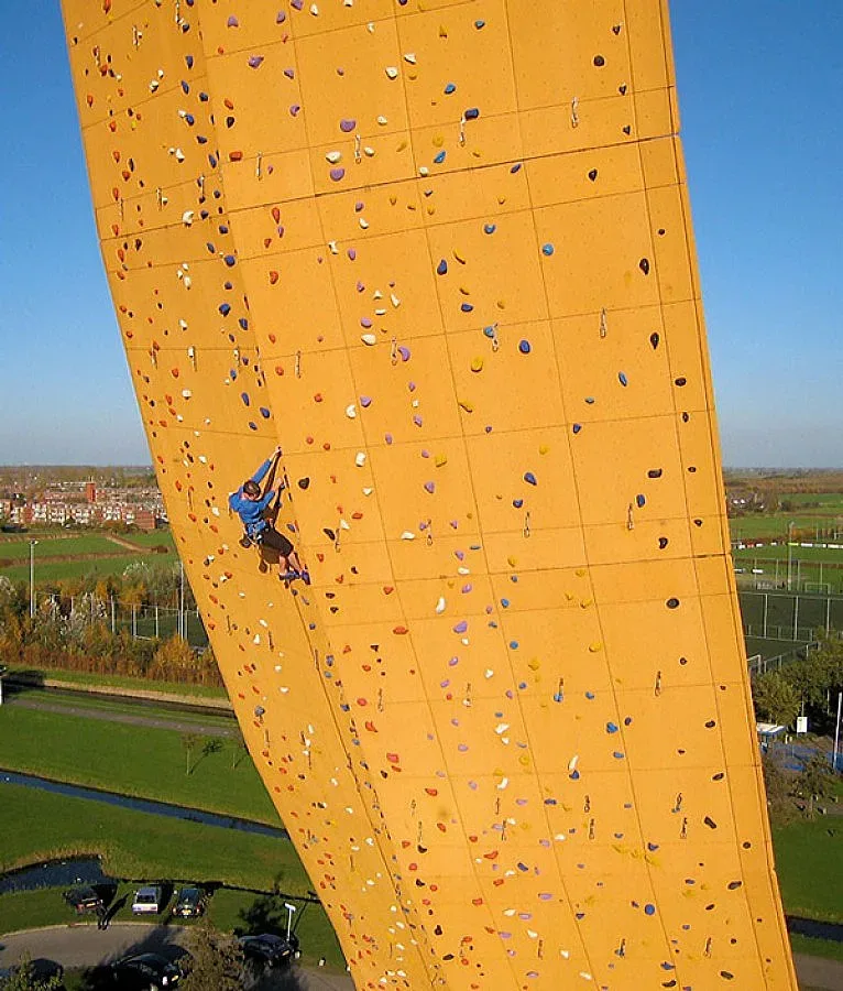 Изнасяме стени за катерене в Китай