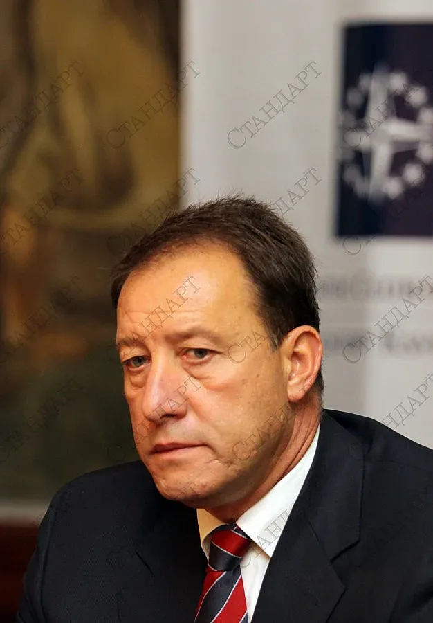 Найденов: Има пропуски в защитата на базата в Кербала