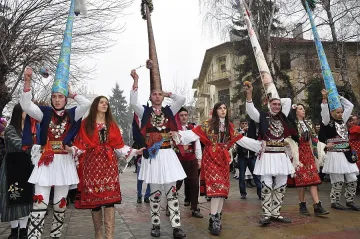 Разлог праща чауши да прогонят злото от Перник