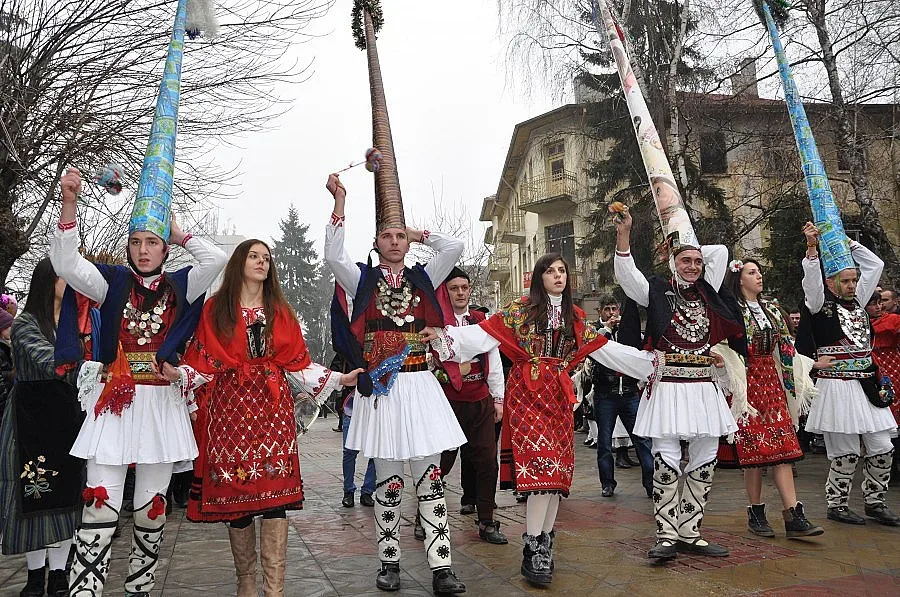 Разлог праща чауши да прогонят злото от Перник