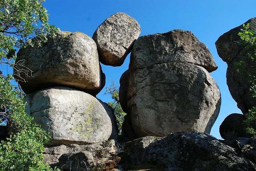 Селяни стягат къщи за гости заради уникален скален град