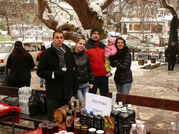 Чехи и македонци пият вино на фестивал в Мелник