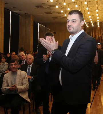 Бареков удря монопола на веригите