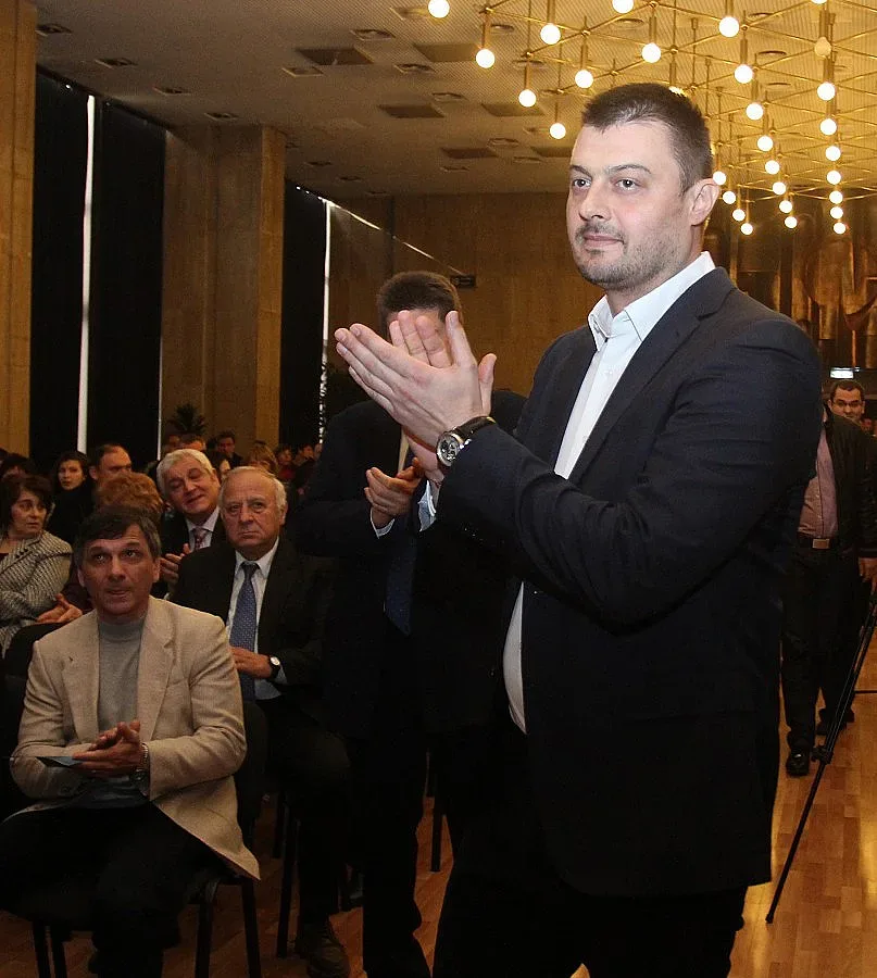 Бареков удря монопола на веригите