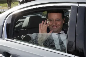 Валери смени болницата с покоите на Версай