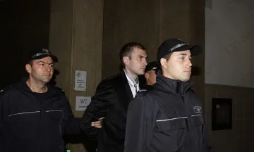 Енимехмедов изпросил целувка преди да стреля