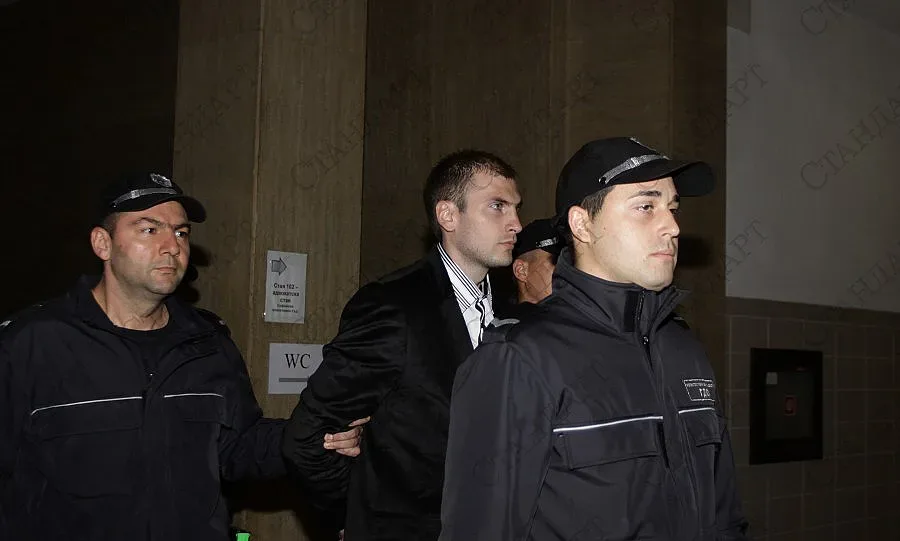 Енимехмедов изпросил целувка преди да стреля