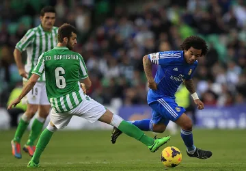 Нападнаха "Бетис" с факли и димки