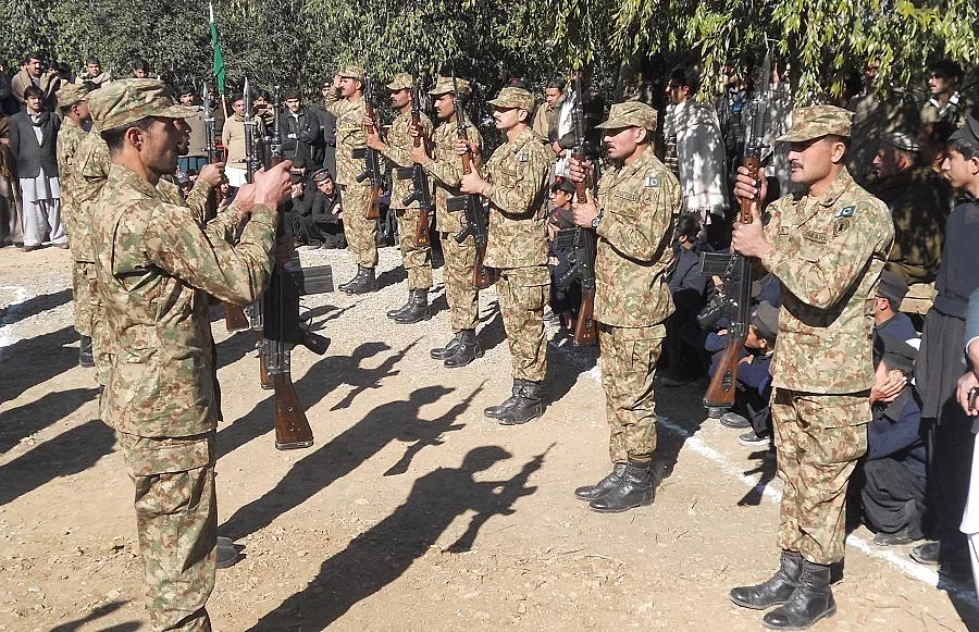 Десетки войници загинаха при експлозия в Пакистан