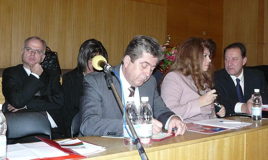 БСП-Перник към Първанов: Другарю, върни пушката на стената