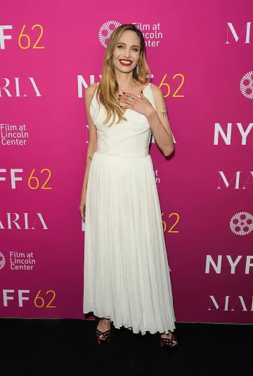 Анджелина Джоли прикова погледите в Ню Йорк