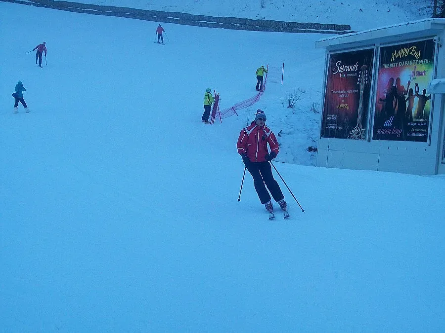 Падналият сняг напълни Банско с комшии