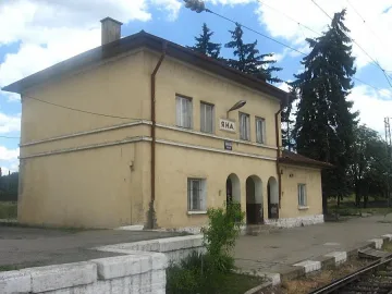Товарен влак дерайлира между гарите Яна и Мусачево