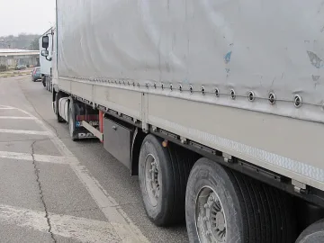 Военен ас издъхна между два ТИР-а