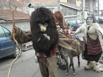 Сурвакарска маска обикаля забавачки