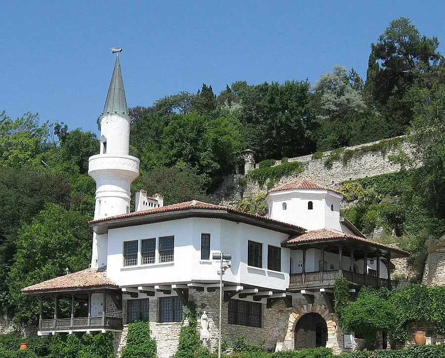 Съпругата на Ивайло Петров прибрала от боклука кралски столове и маса