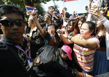 Десетки ранени при бомбена експлозия в Тайланд