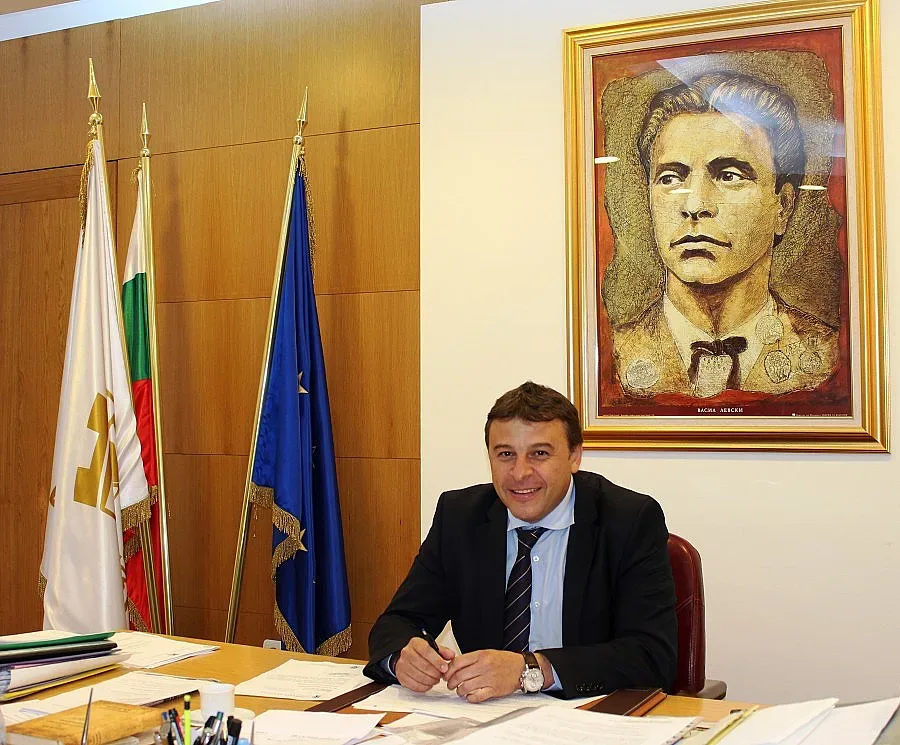 Кмет ще зарадва с подаръци послушно дете 