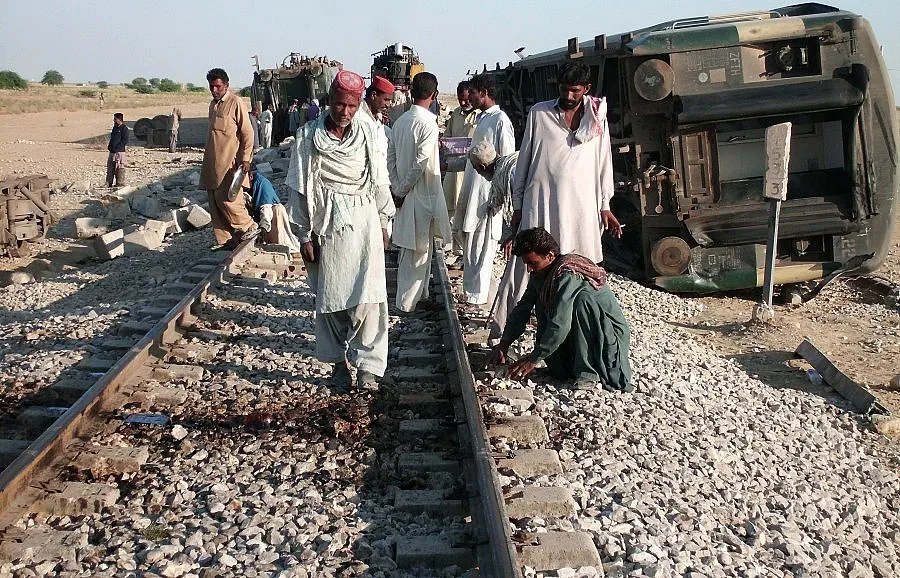 Влак се взриви и дерайлира в Пакистан