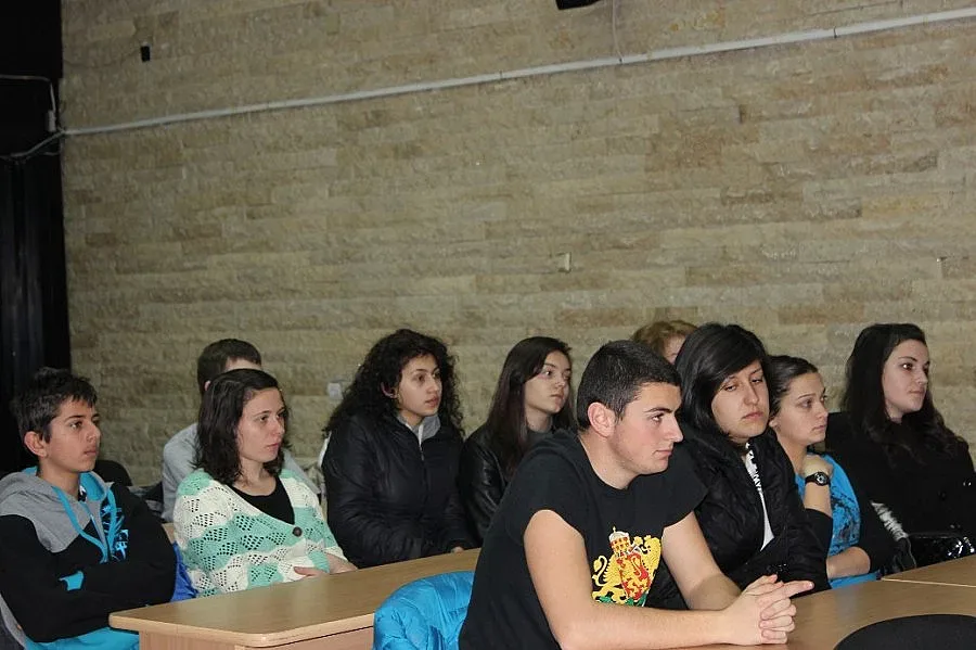 Деца с урок за община и местен парламент