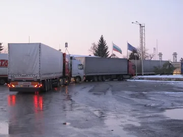 Камионите също спират