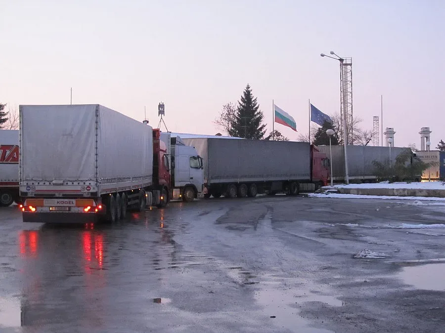 Камионите също спират