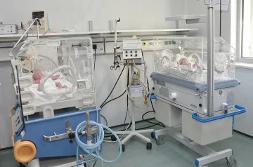 Борят се за кърмаче, родено у дома