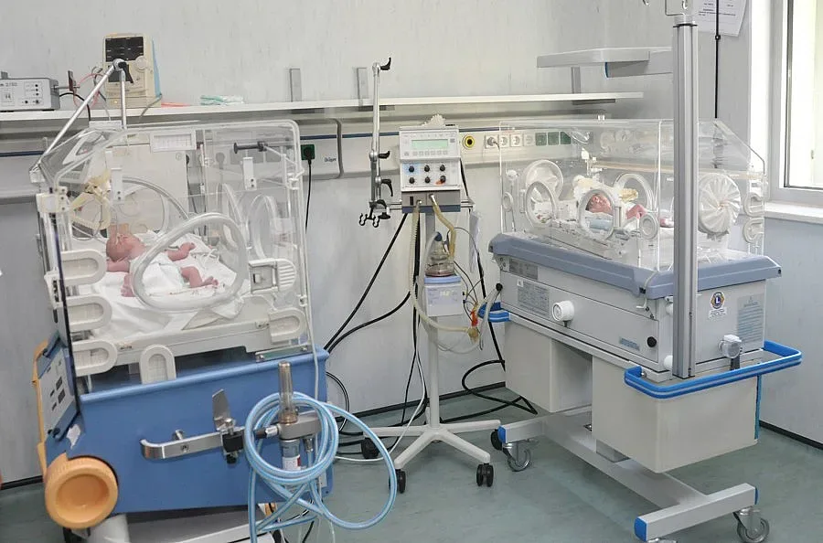 Борят се за кърмаче, родено у дома