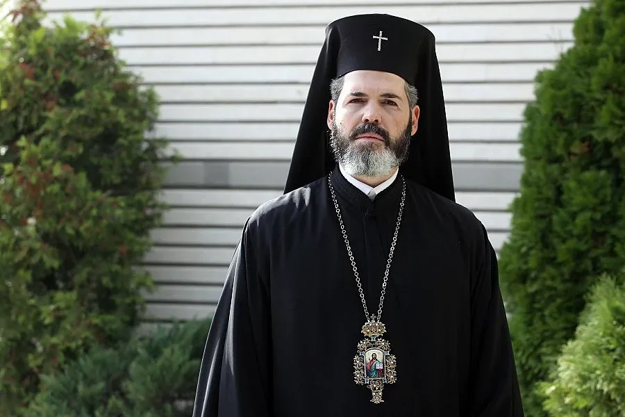 Антоний дава служебни карти на поповете си