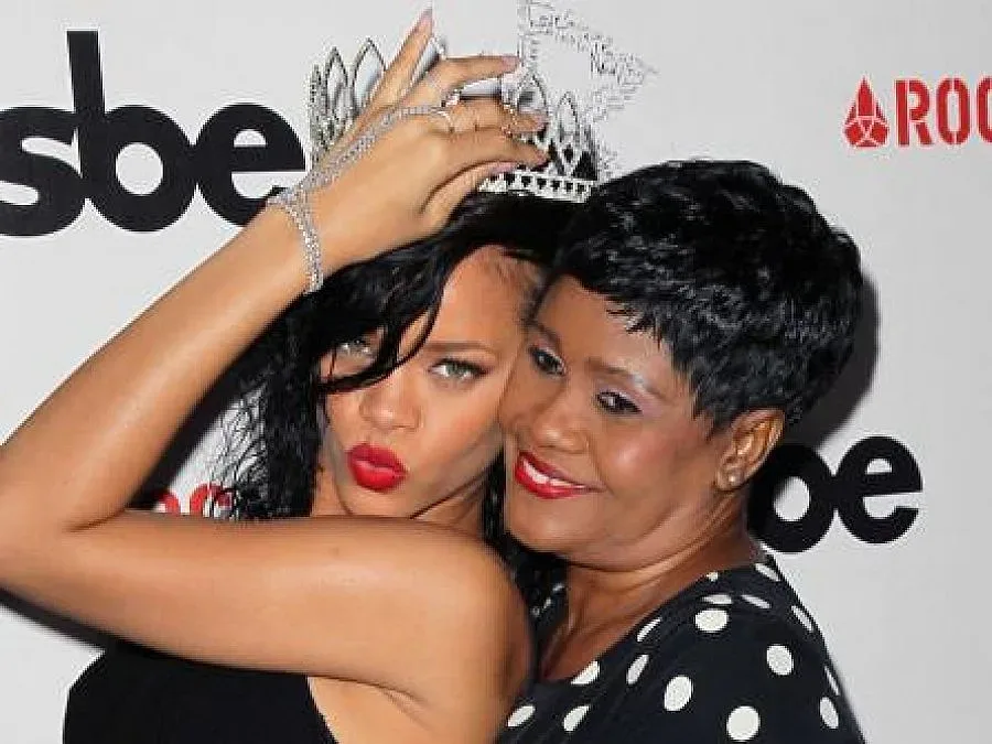 Майката на Риана й забрани гаджетата