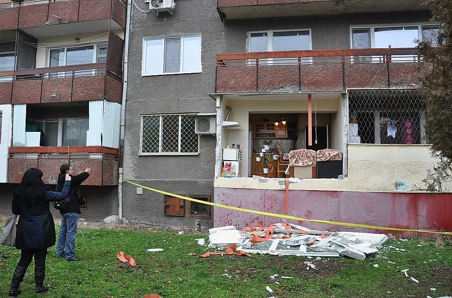 Взрив събори стената на апартамент в Димитровград