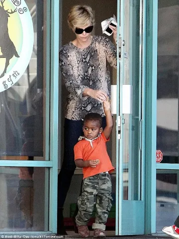 Чарлийз взима второ дете