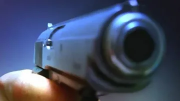 Мъж вади пищов срещу деца до школото им