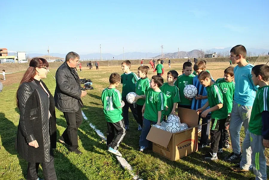 Борисов дари 25 футболни топки с автограф на детски отбори