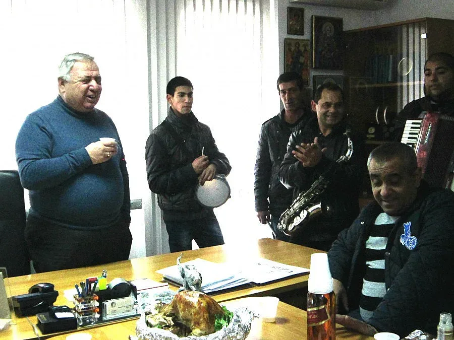 Роми изненадаха кмет с пуйка за Банго Васил