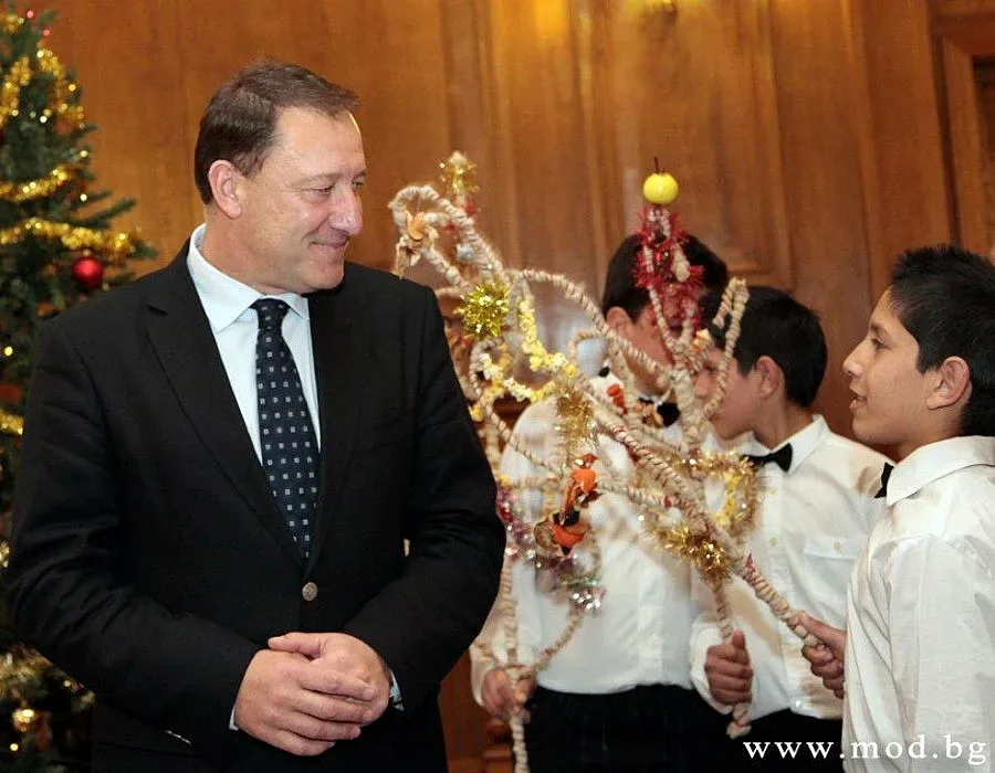 Ученици-сурвакари посетиха Министерство на отбраната за "Василица"