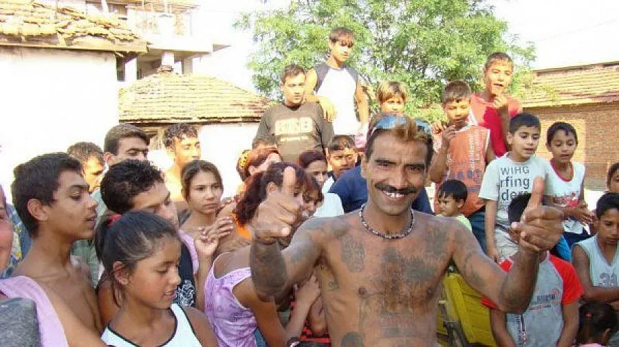 Роми пируват с помощи за ремонт на жилищата им