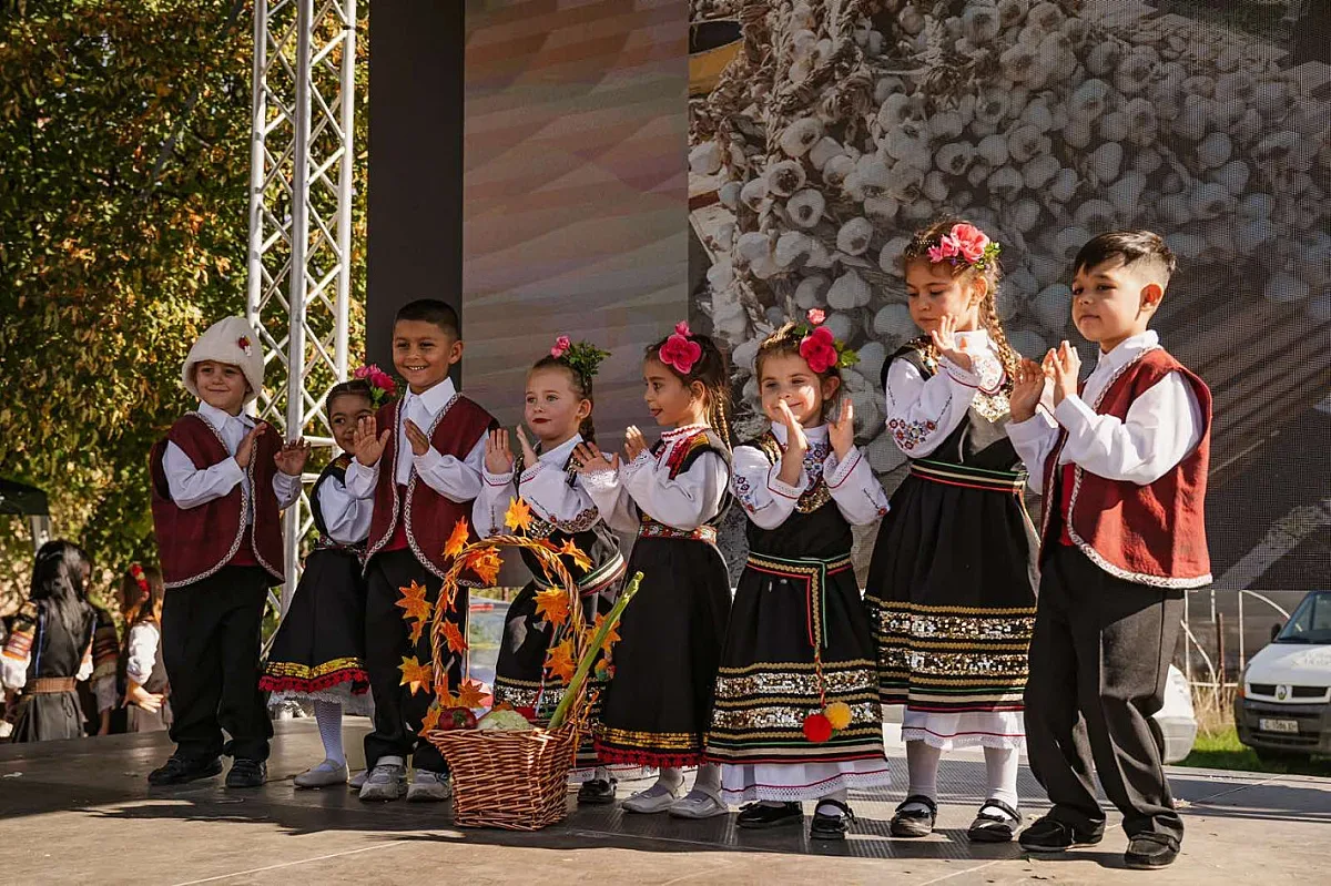 Над 5000 души пяха и танцуваха хора на Фестивала на чесъна край София