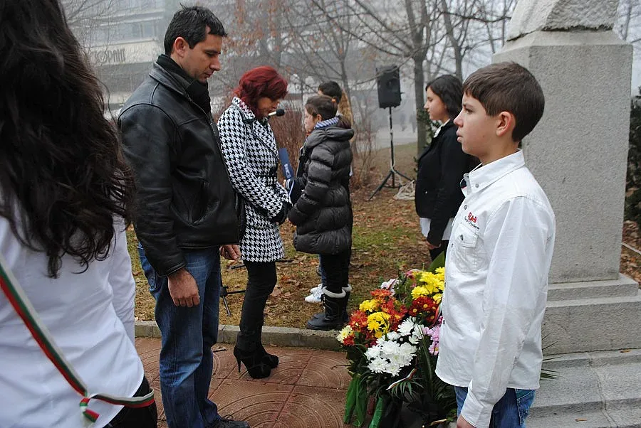 Ученици с караул и рецитал в памет на П. Яворов