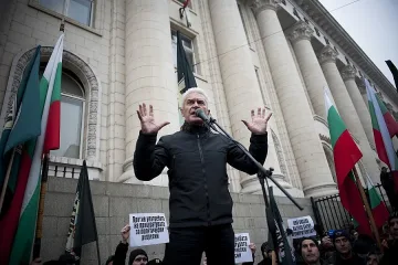 Убеждават Волен да си хвърли имунитета