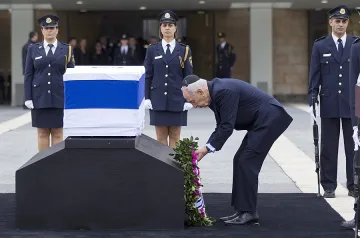 Погребват Шарон край фермата му