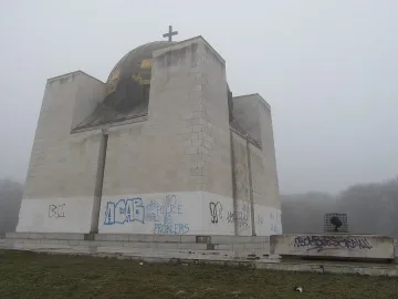 Изписаха фасадата на Пантеона в Русе