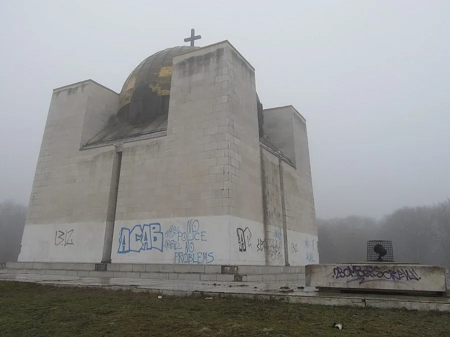 Изписаха фасадата на Пантеона в Русе