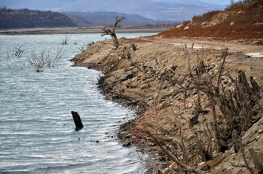 Язовир „Огоста" пада към дъното си