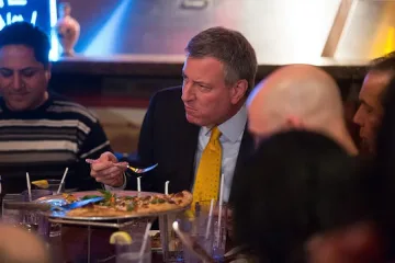 Първият "скандал" на Бил де Блазио – яде пица с вилица