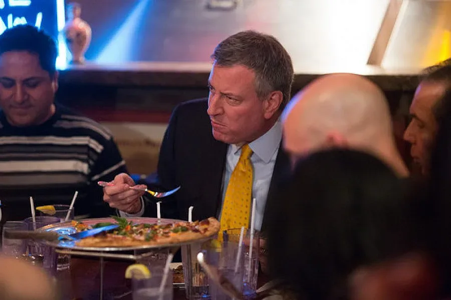 Първият "скандал" на Бил де Блазио – яде пица с вилица