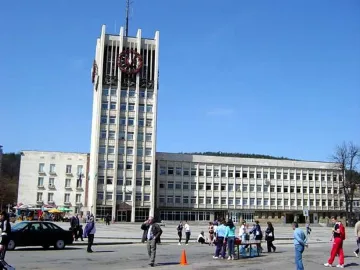 Габровец си чупи колата в дупка, дават му 2 бона